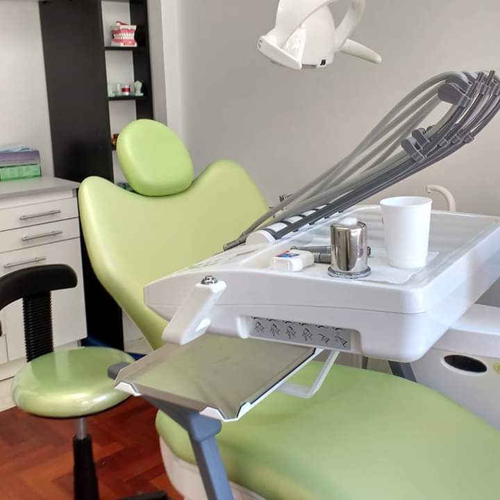 Consultorio odontológico en Castelar con sillón ergonómico de alta gama y grandes ventanales luminosos